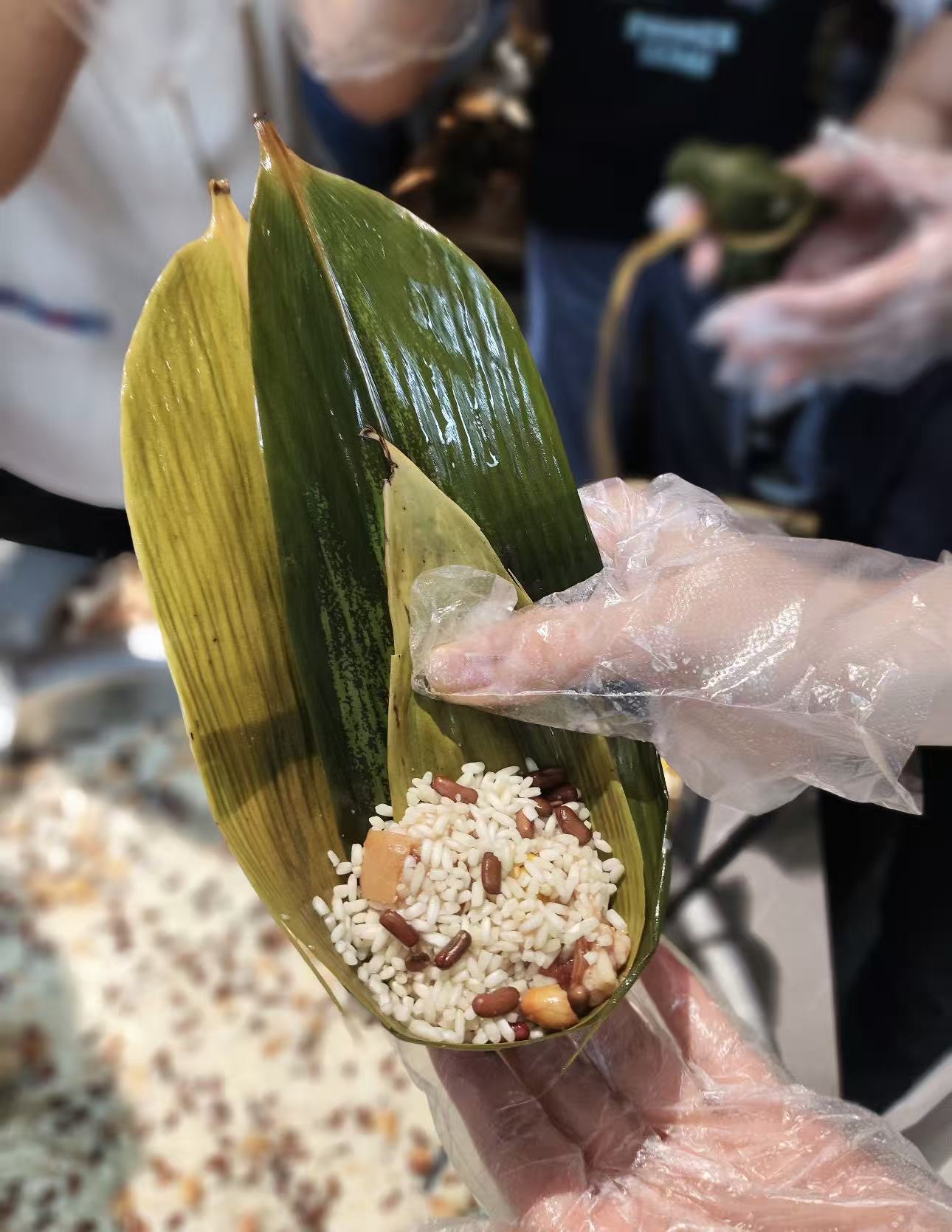 Feuilles de riz parfumées, lien d'équipe durable - Un enregistrement de l'événement de consolidation d'équipe du Festival des bateaux-dragons de Yibaling